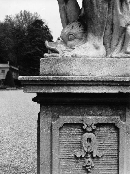 Villa Olmo / Particolare di una statua del giardino