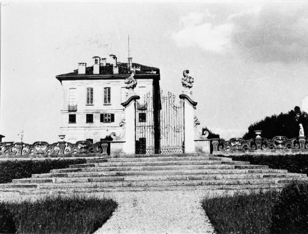 Villa Perego / Lato ovest visto dal cancello