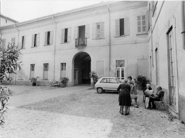 Villa Galimberti Pogliani, sede dell'ospizio G.Garibaldi / Cortile interno con anziane che lavorano al tombolo