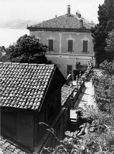 Villa Pizzo / Facciata laterale dell'ala est e giardino