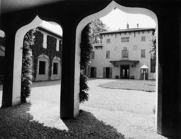 Villa Casana / Porticato delle ex-scuderie e prospetto verso il cortile