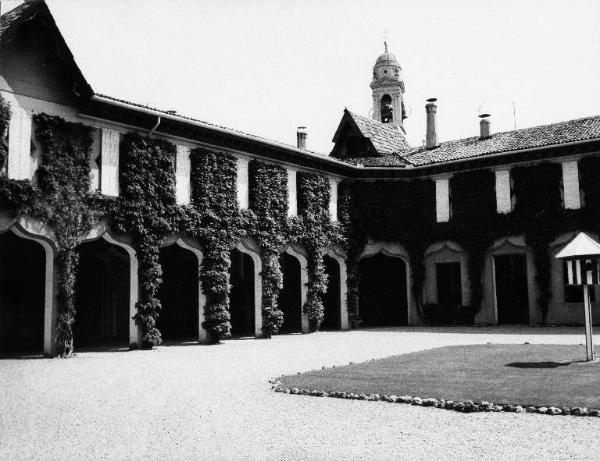 Villa Casana / Ex-scuderie e ala laterale / In secondo piano il campanile della chiesa di Novedrate