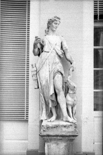 Villa Giovio / Statua a ridosso della facciata principale