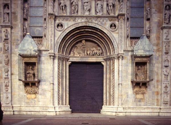 Particolare della facciata del Duomo / Portone mediano con ai lati due edicole