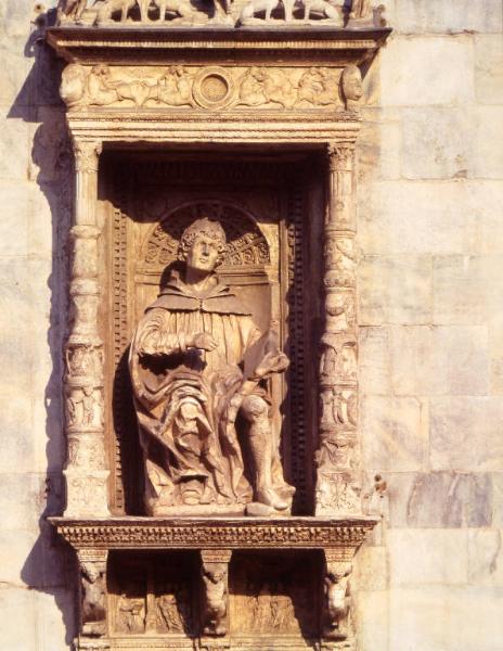 Scultura, all'interno di un'edicola, sulla facciata del Duomo