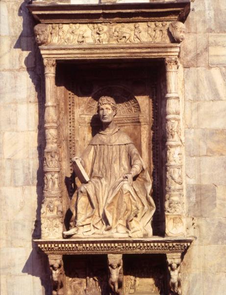 Scultura, all'interno di un'edicola, sulla facciata del Duomo