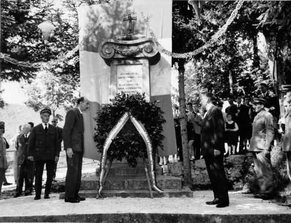 Raduno per il decimo anniversario della fondazione "Associazione delle Comunità Montane della Provincia di Como" / Un momento della cerimonia commemorativa ai caduti