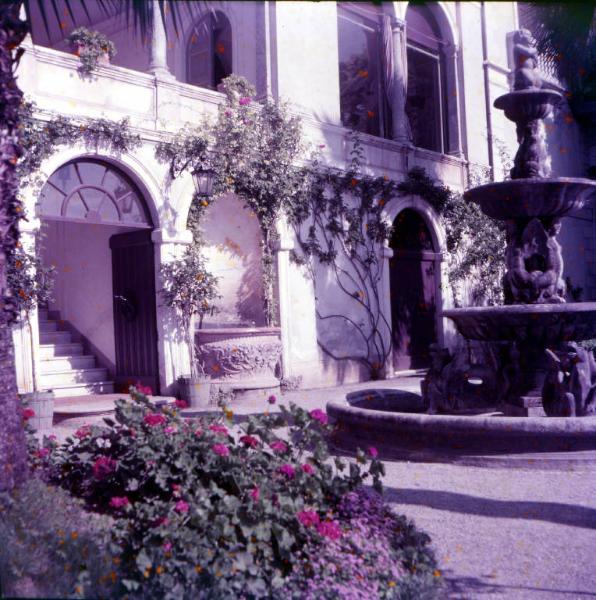 Villa Monastero / Prospetto verso il lago e fontana con tritoni