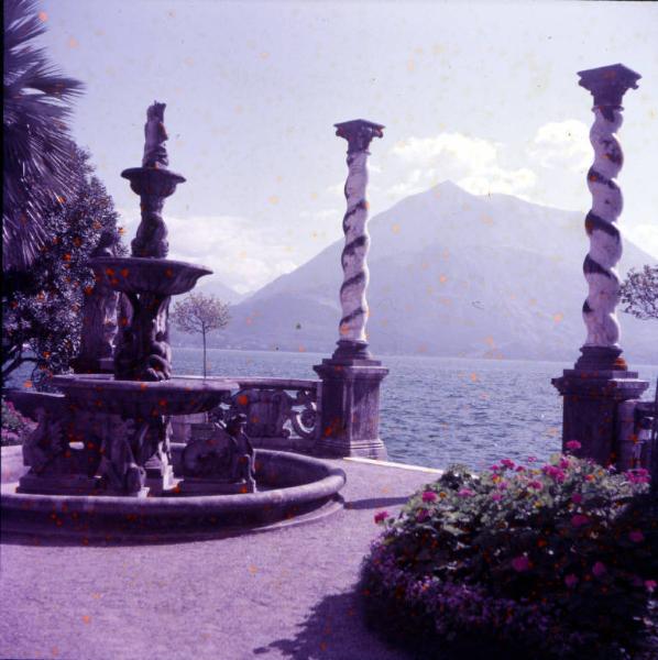 Villa Monastero / Veduta dell'approdo a lago e fontana con tritoni