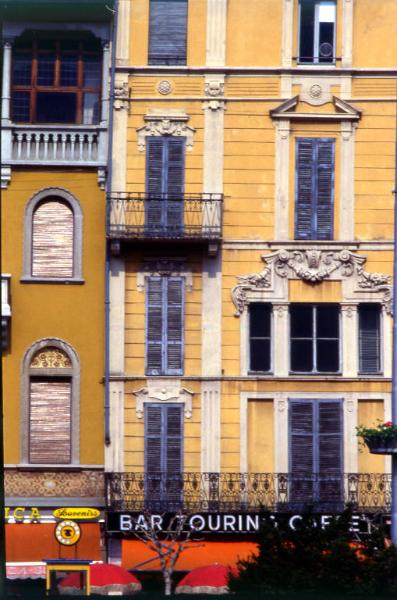 Particolare di facciata di un edificio di Piazza Cavour