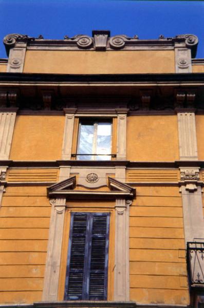 Particolare di un edificio di Piazza Cavour