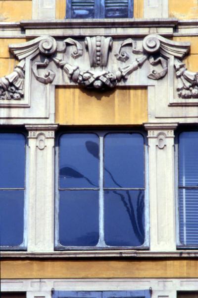 Decorazione di un edificio di Piazza Cavour