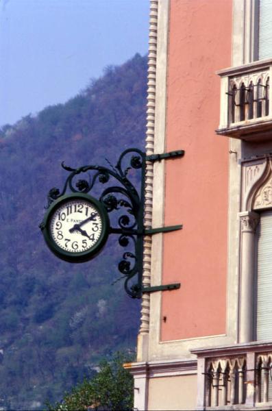 Particolare di un edificio di Piazza Cavour