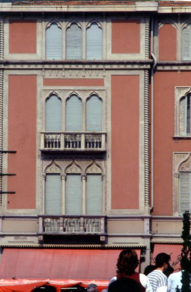 Particolare della facciata di un edificio di Piazza Cavour
