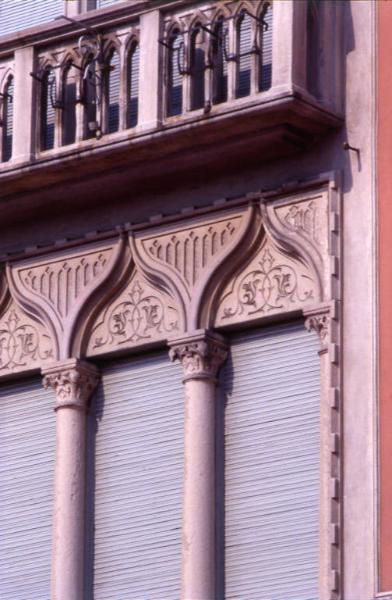 Decorazioni di un edificio di Piazza Cavour