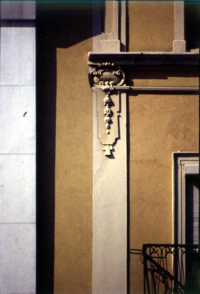 Piazza Cavour / Decorazione della facciata dell'Hotel Metropole & Suisse