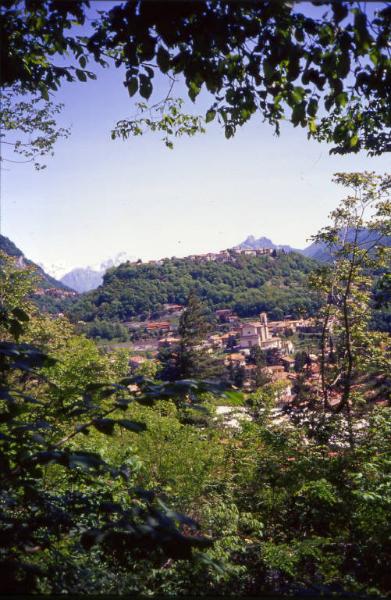 Veduta di Ponte Lambro / In secondo piano Castelmarte e sullo sfondo i Corni di Canzo