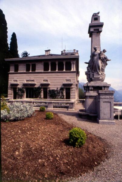 Villa Pisani Dossi / Facciata e monumento "Alle tre arti consolatrici della vita"