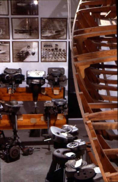 Sala espositiva del Museo della barca lariana / Collezione di vecchi motori fuoribordo