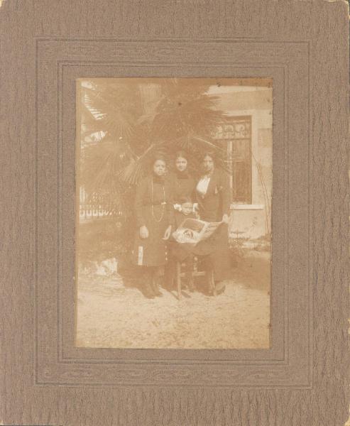 Ritratto di un gruppo di tre donne e una bambina