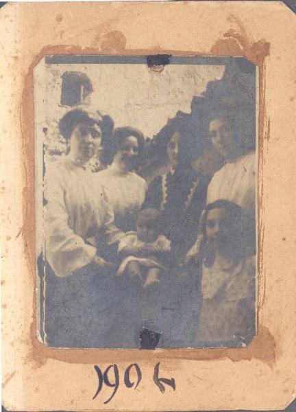 Ritratto di un gruppo di quattro donne, una bambina e un neonato