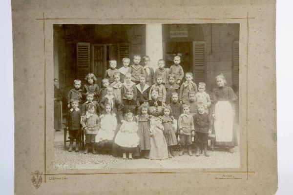 Fotografia di una classe di bambini con tre maestre