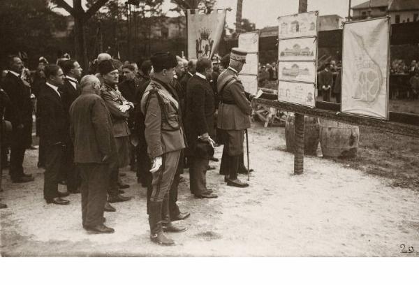 Fotografia di un gruppo di miliziani e militari