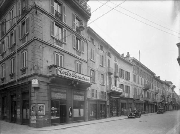 Pavia - Corso Strada Nuova - Vetrine della pasticceria Demetrio - Autovetture