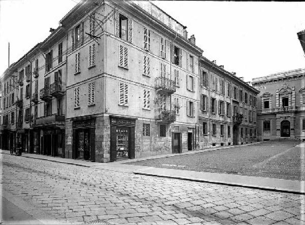 Pavia - Corso Strada Nuova - Piazza d'Italia (già della Legna) - Casa dello Studente - Negozi