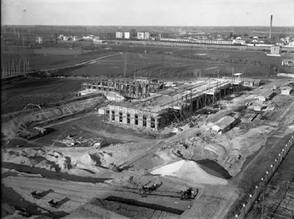 Pavia - Veduta aerea dell'edificio di Anatomia umana in costruzione - Operai al lavoro - Ferrovia