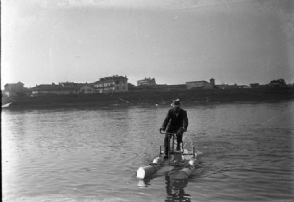 Ritratto maschile - Uomo vestito in giacca e cappello - "Bicicletta d'acqua" - Fiume Ticino - Pavia