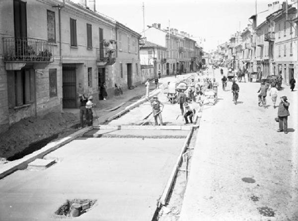 Pavia - Via dei Mille - Operai al lavoro