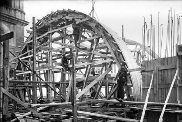 Pavia - Fabbrica del duomo - Armatura della navata centrale con operai in posa