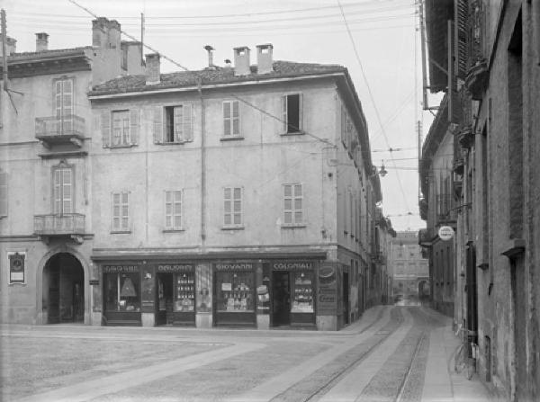 Pavia - Veduta di via Mazzini all'incrocio con piazza del Sale - Edifici