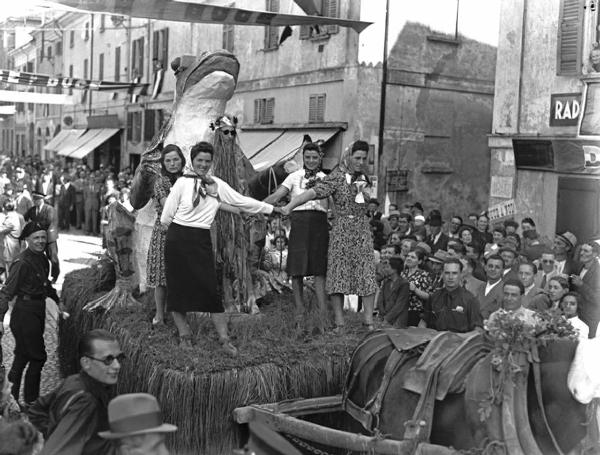 Garlasco - Gruppo di persone in festa