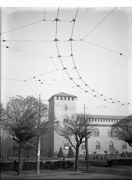 Pavia - Castello visconteo - Veduta sud ovest - Veduta parziale del giardino antistante