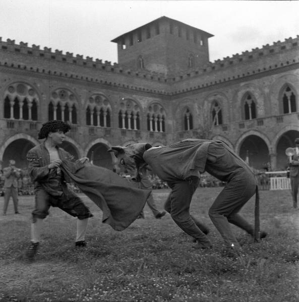 Ritratto di gruppo - Ragazzi in costume - Pavia - Castello visconteo - Cortile