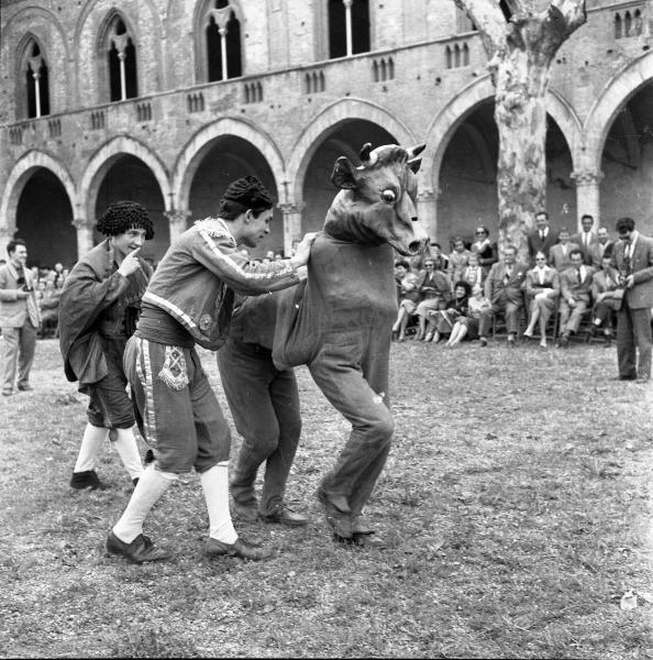 Ritratto di gruppo - Ragazzi in costume - Pavia - Castello visconteo - Cortile