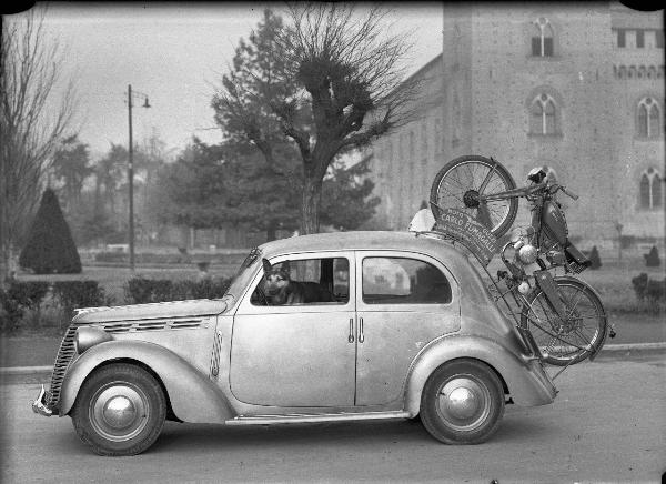 Pavia - Piazza Castello - Automobile FIAT 1100 E con il motociclo "Guzzino" - Castello visconteo, porzione sud-ovest