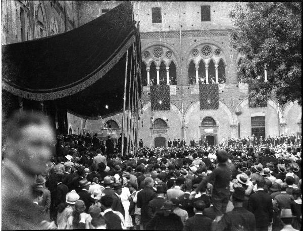 Pavia - Castello visconteo - Folla - Palco autorità a sinistra