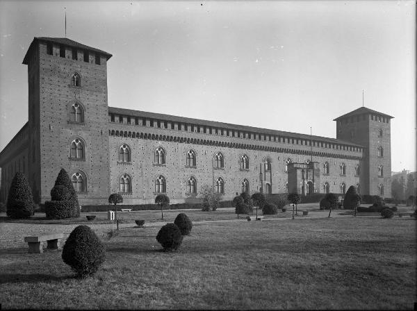 Pavia - Castello visconteo - Lato meridionale - Giardino "all'italiana"