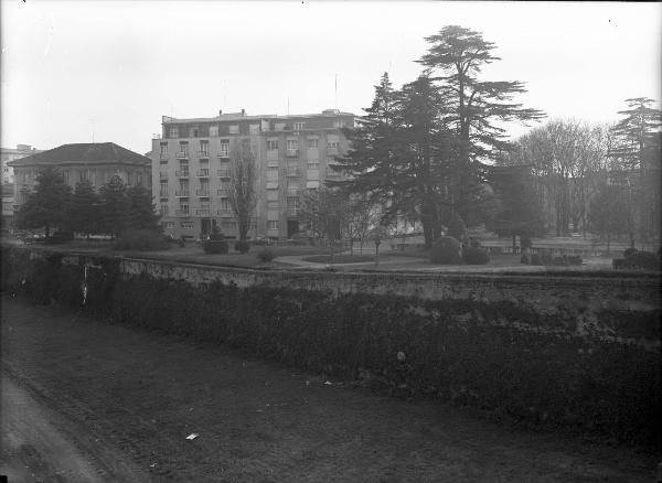 Pavia - Castello visconteo - Fossato, lato occidentale - Abitazioni