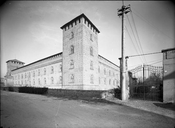 Pavia - Castello visconteo - Lato occidentale con le torri