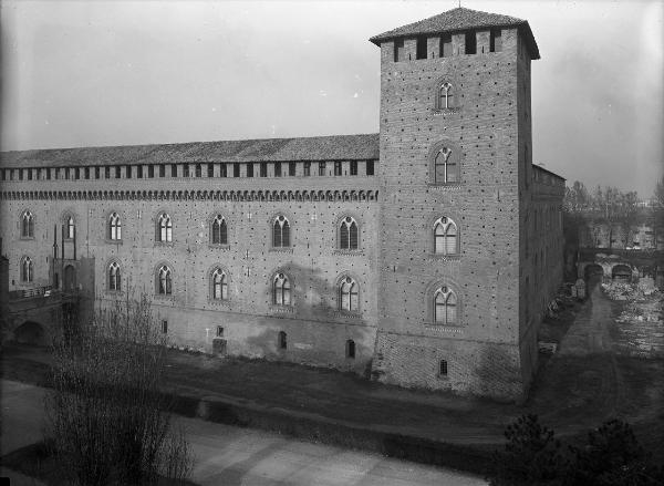 Pavia - Castello visconteo - Lato meridionale con torre sud orientale