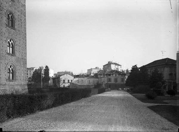 Pavia - Castello visconteo - Strada sterrata lungo il lato meridionale