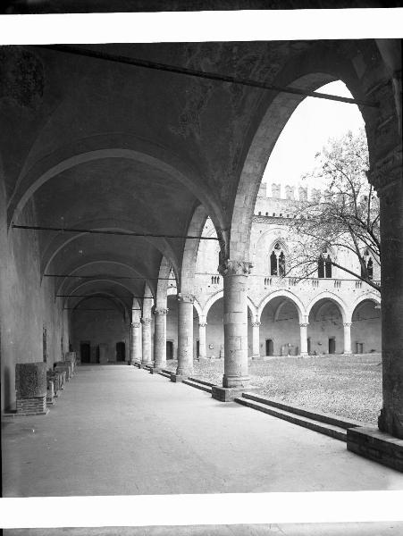 Pavia - Castello visconteo - Porticato meridionale