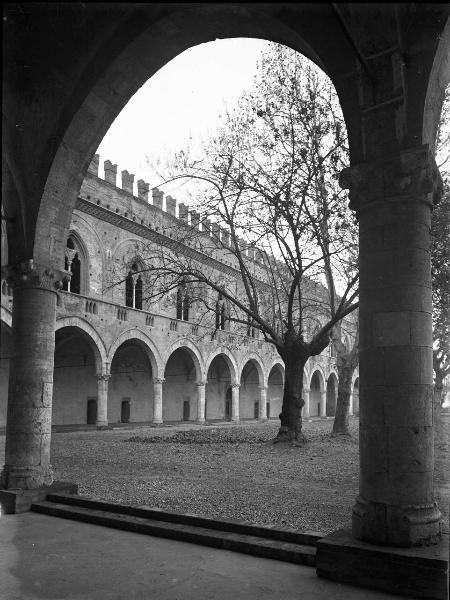 Pavia - Castello visconteo - Porticato occidentale