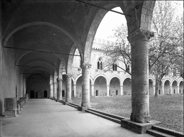 Pavia - Castello visconteo - Porticato meridionale