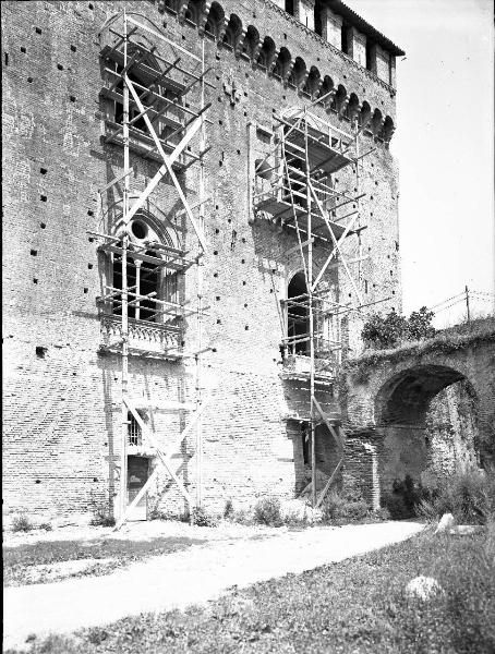 Pavia - Castello visconteo - Lato nord orientale - Fronte esterna - Impalcatura - Scorcio degli archi del rivellino orientale