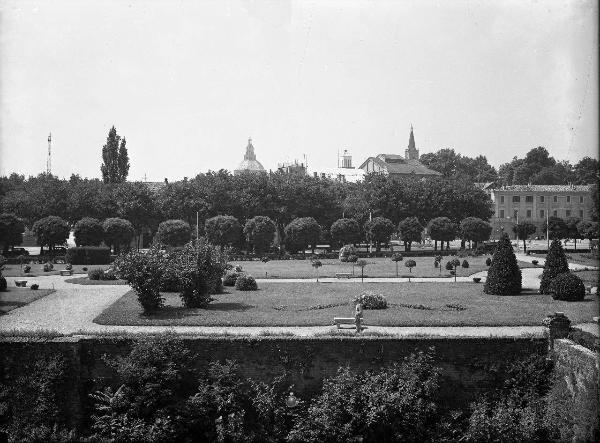 Pavia - Veduta del giardino all'italiana dal lato occidentale del Castello visconteo / Pavia - Viale XI febbraio - Palazzo dello I.A.C.P.